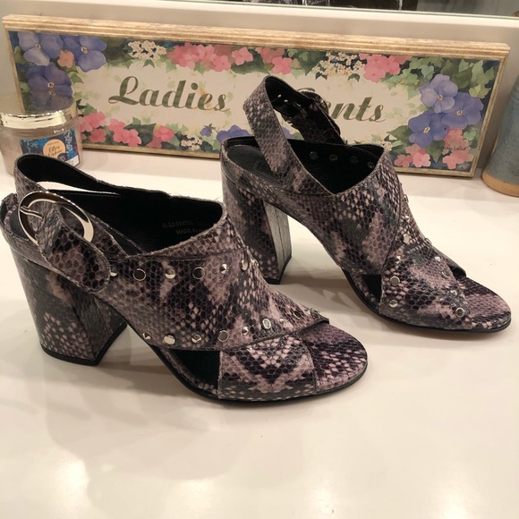 🎊HP🎊TOPSHOP Nixie Studded Sandals - Picture 4 of 8